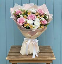 Букет цветов из:  Гвоздики, Орхидеи и Розы #REPLACE_PRED# Мамакане