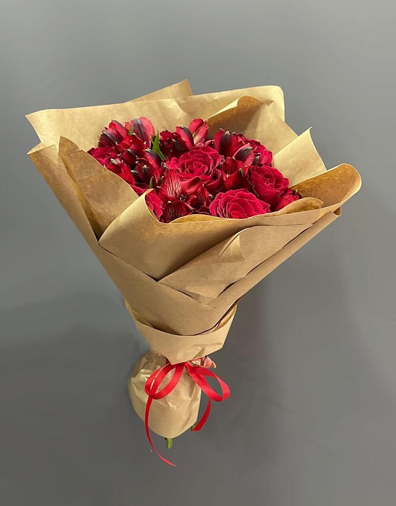 Букет цветов из: Альстромерии и Розы в Мамакане