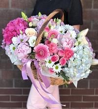 Композиция солнечный день в Мамакане Цветочная композиция из Розы, Хризантемы, Пионы и Лизиантусы в корзине в Мамакане