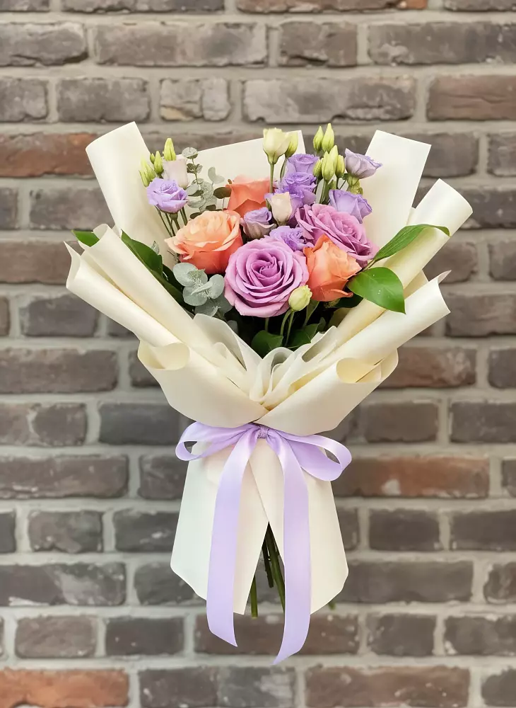 Букет цветов из: Лизиантусы и Розы в Мамакане