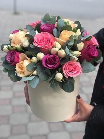 Цветочная композиция из Розы в шляпной коробке в Мамакане