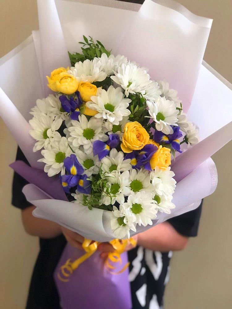 Букет цветов из: Ирисы, Хризантемы и Розы в Мамакане
