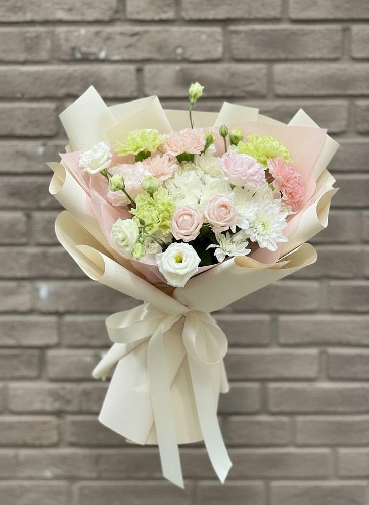 Букет цветов из: Гвоздики, Розы, Лизиантусы и Хризантемы в Мамакане
