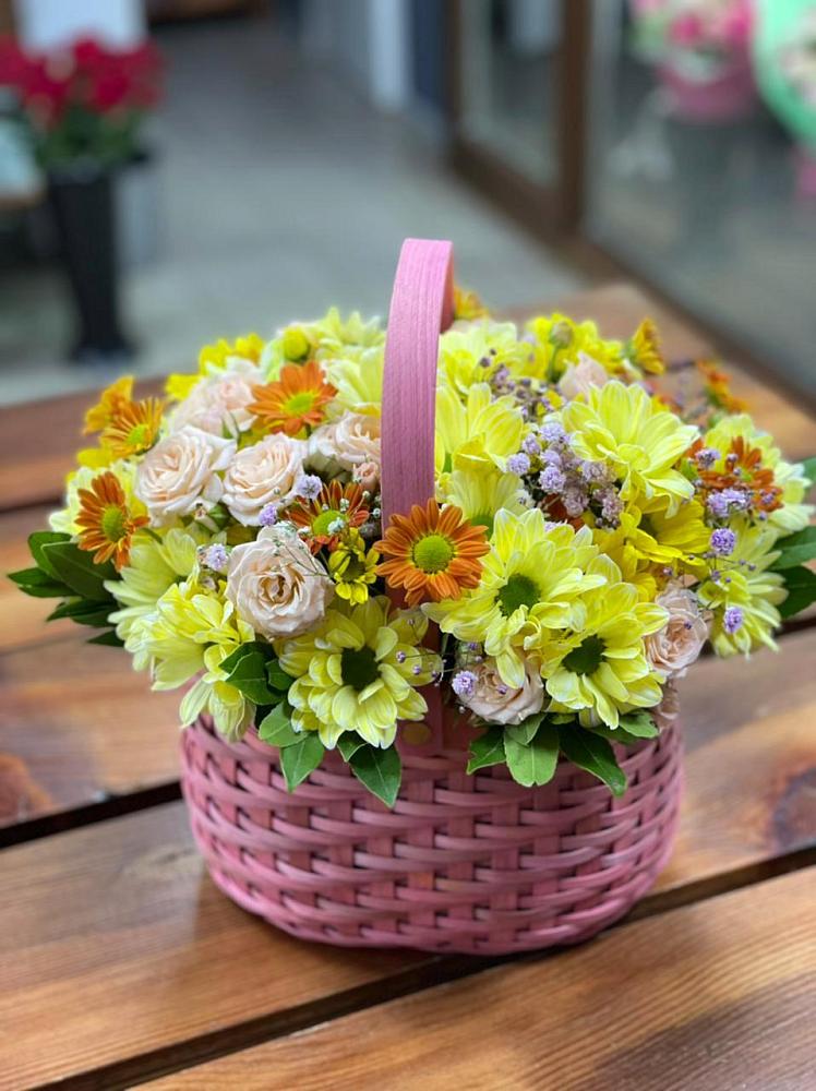 Цветочная композиция из Хризантемы и Розы в корзине в Мамакане