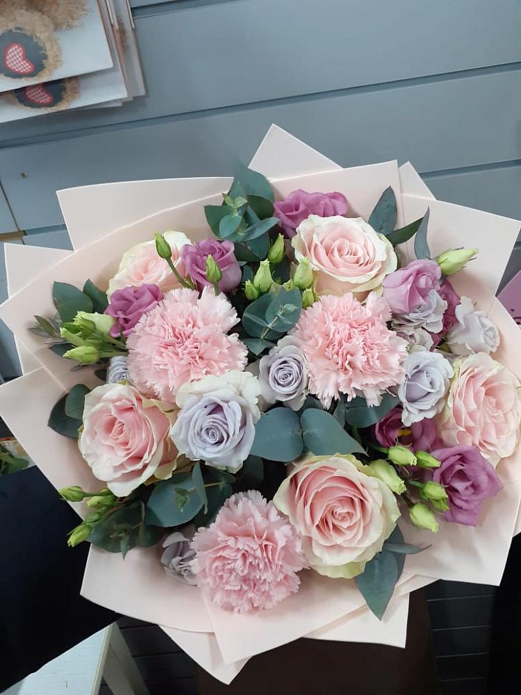 Букет цветов из: Розы, Гвоздики и Лизиантусы в Мамакане